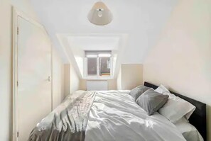 Apartment | 4 bedrooms, free WiFi, bed sheets - 4 bed Townhouse- Free Parking (London)