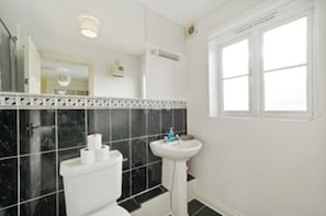 Dusche, kostenlose Toilettenartikel, Toilettenpapier