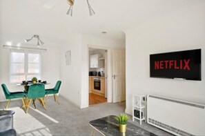 Dining - Stylish 2 bed Apt - Free Parking (London)