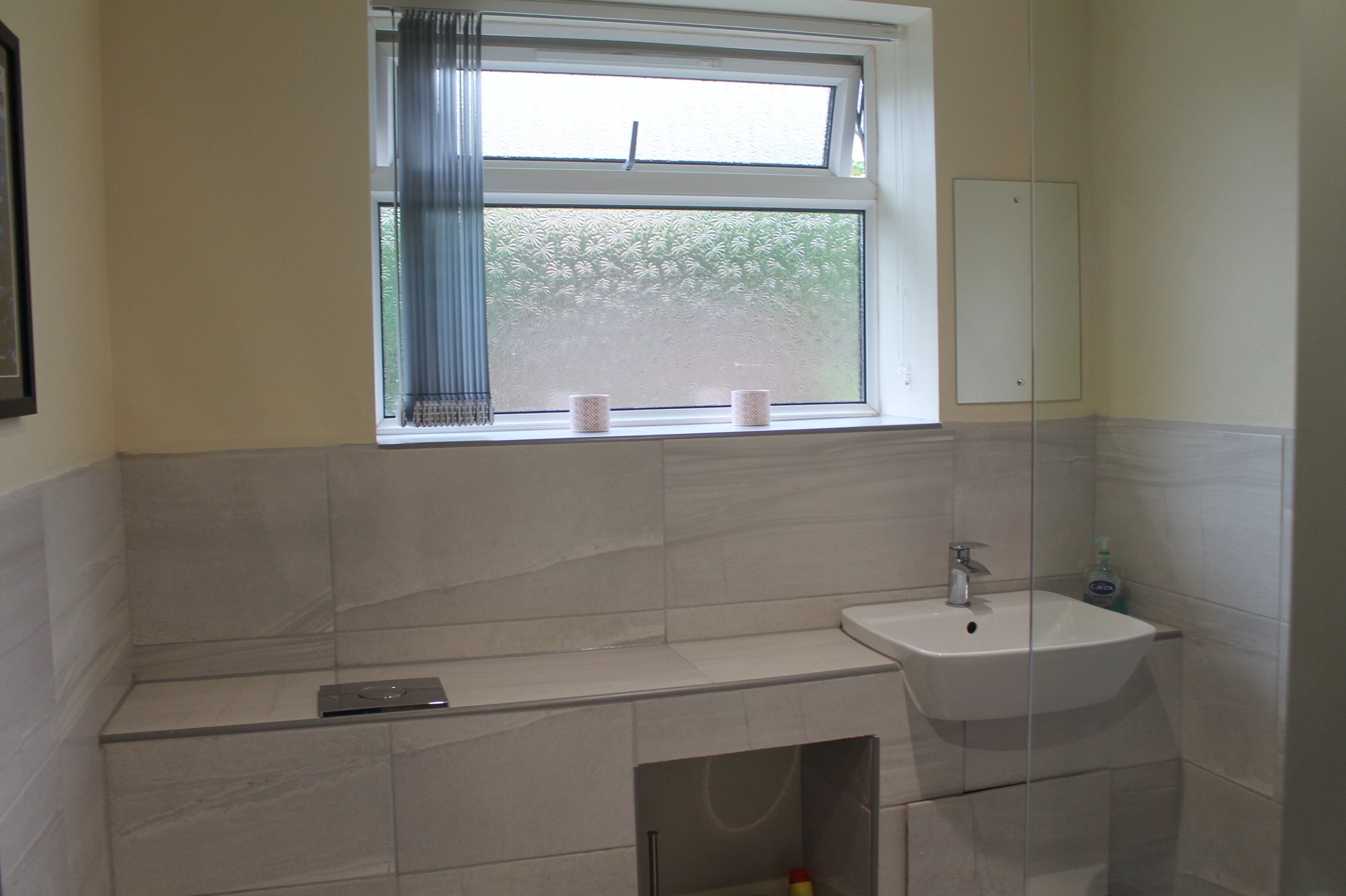 Dusche, Haartrockner, Handtücher, Toilettenpapier
