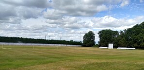 Sports court - Spacious bungalow with large secure garden in middle of a medieval village (Long Melford)