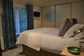 2 chambres, fer et planche à repasser, lit de bébé portatif