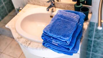 Double Room, Garden View, Ground Floor | Bathroom | Towels, soap, shampoo, toilet paper