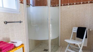 Doppel- oder Zweibettzimmer, Gartenblick, Erdgeschoss | Badezimmer | Handtücher, Seife, Shampoo, Toilettenpapier