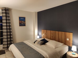 Habitación con 1 cama matrimonial o 2 individuales, vista al jardín, planta baja | Decoración personalizada, muebles diferentes y escritorio 