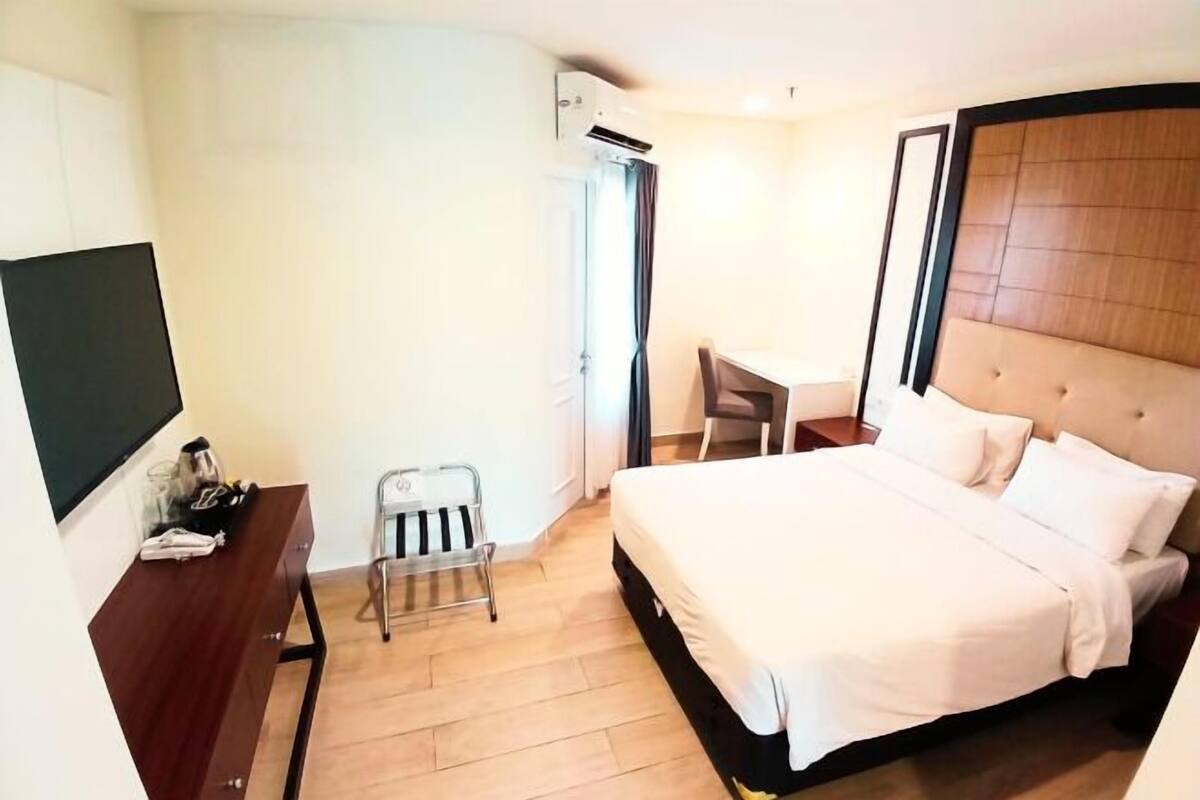 Escritorio, sistema de insonorización, wifi gratis y ropa de cama