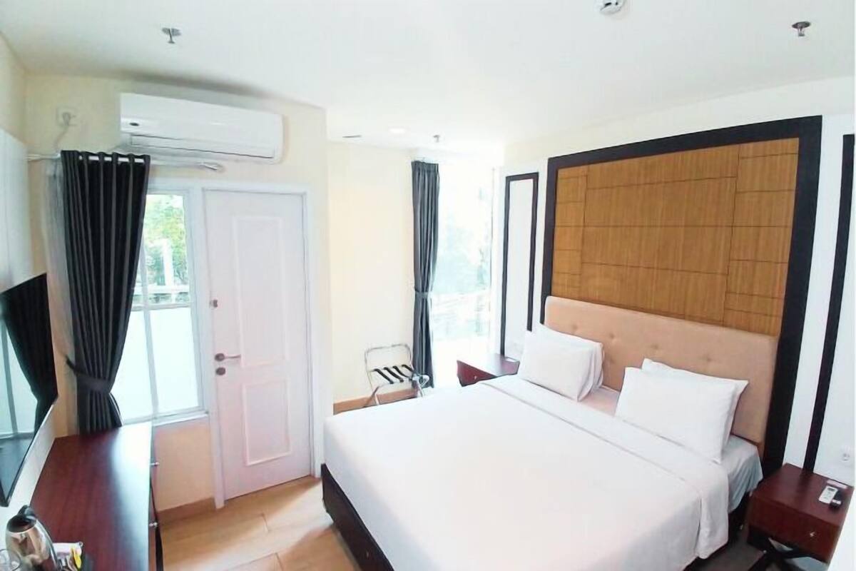 Desk, soundproofing, free WiFi, bed sheets