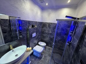 Deluxe Quadruple Room | Bathroom | Shower, hydromassage showerhead, free toiletries, hair dryer - B&B Villa Maracujà (Jonadi)