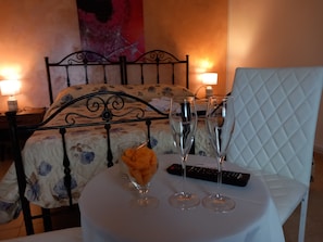 Basic Double or Twin Room | Hypo-allergenic bedding, Tempur-Pedic beds, minibar, blackout drapes - B&B Villa Maracujà (Jonadi)