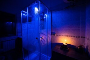Basic Double or Twin Room | Bathroom | Shower, hydromassage showerhead, free toiletries, hair dryer - B&B Villa Maracujà (Jonadi)
