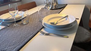 A dining table set with plates, cutlery, and glasses, with a vase of flowers on the table. - Recreation resort for Black Forest fans (Horben)