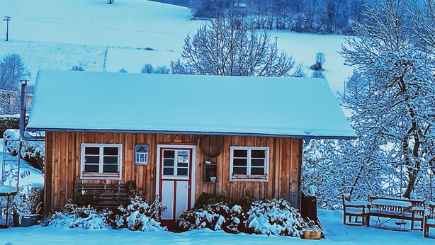 A wooden cabin with a snow-covered roof, a front door, and windows. - Recreation resort for Black Forest fans (Horben)