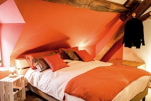 1 chambre, fer et planche à repasser, lit de bébé portatif