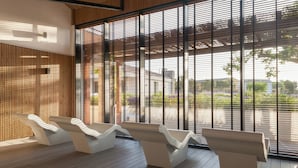 Un área de estar moderna con suelo de madera y asientos blancos de diseño ondulado.