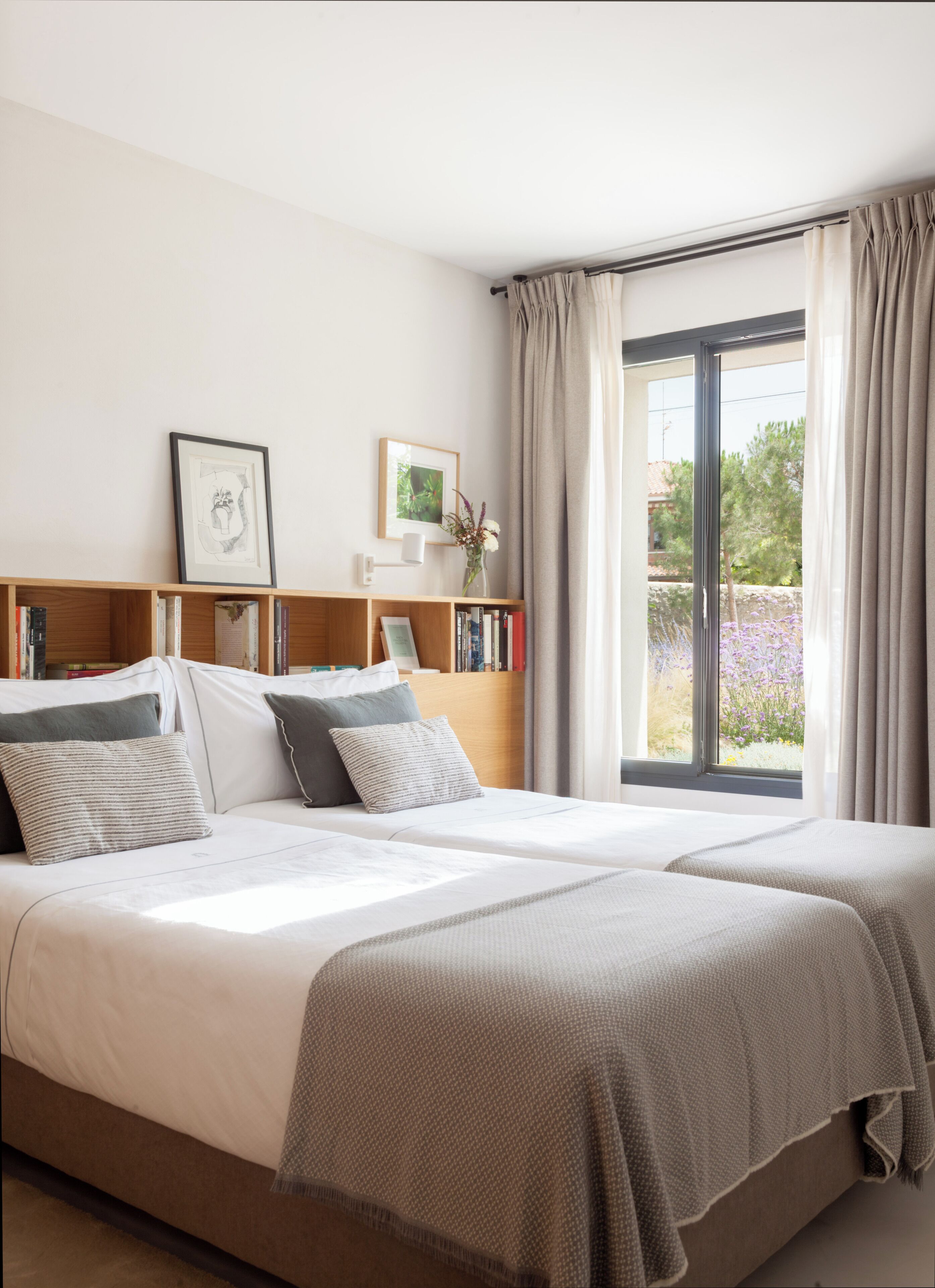 Quarto duplo standard | Escrivaninha, espaço de trabalho para notebook, berço de viagem