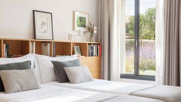 Habitació amb dos llits individuals estàndard | Escriptori i espai de treball apte per a portàtils