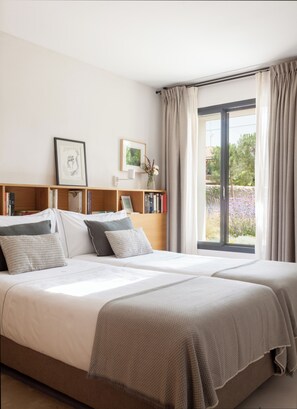 Desk, laptop workspace, travel cot, free WiFi - Quinta San Francisco (Castrojeriz)