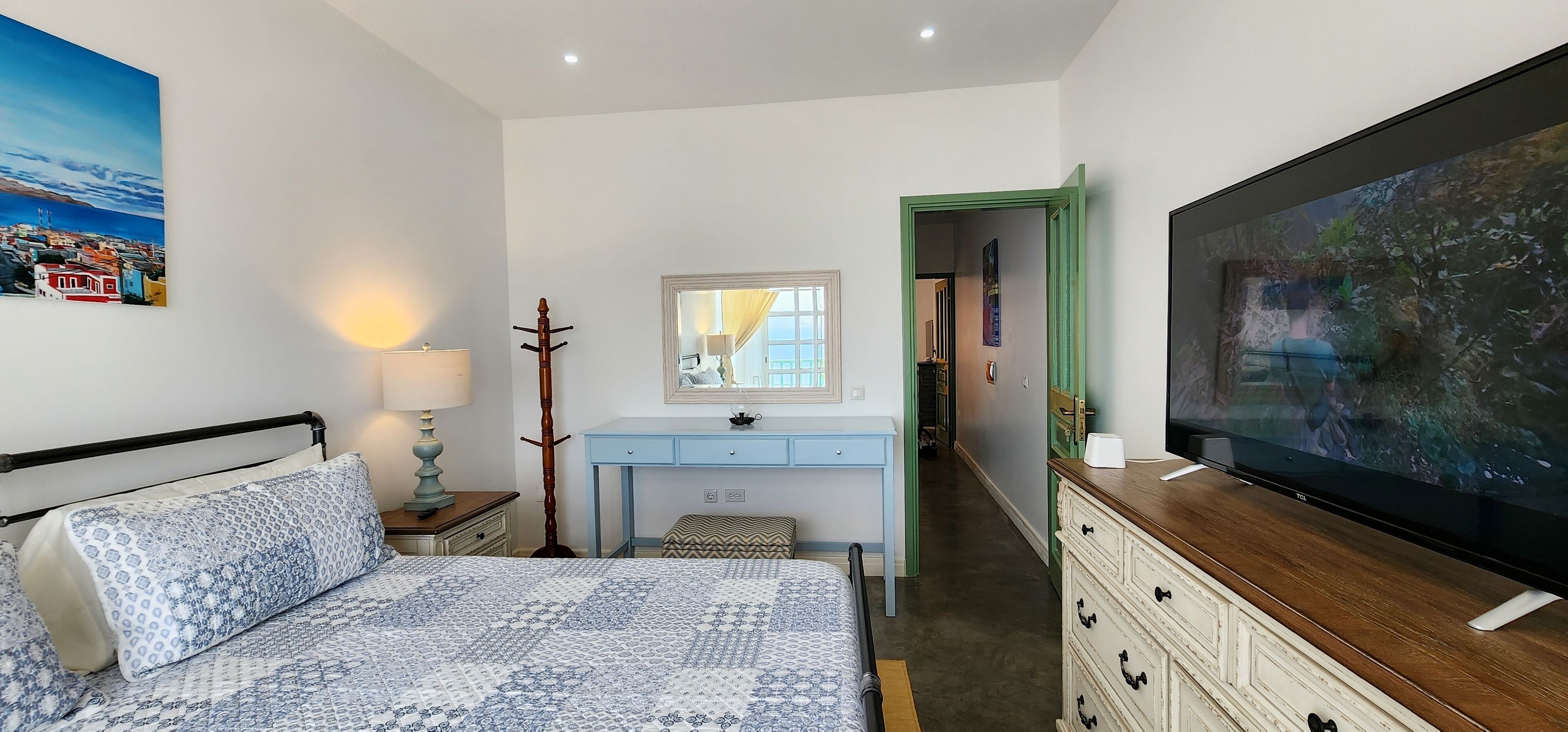 3 habitaciones, tabla de planchar con plancha, cuna de viaje y internet 