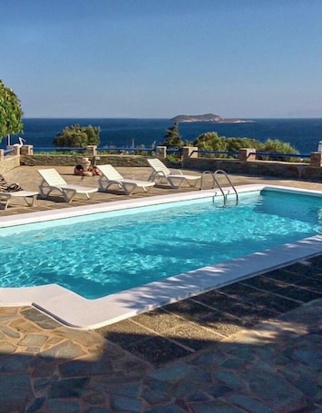 Una piscina al aire libre de temporada
