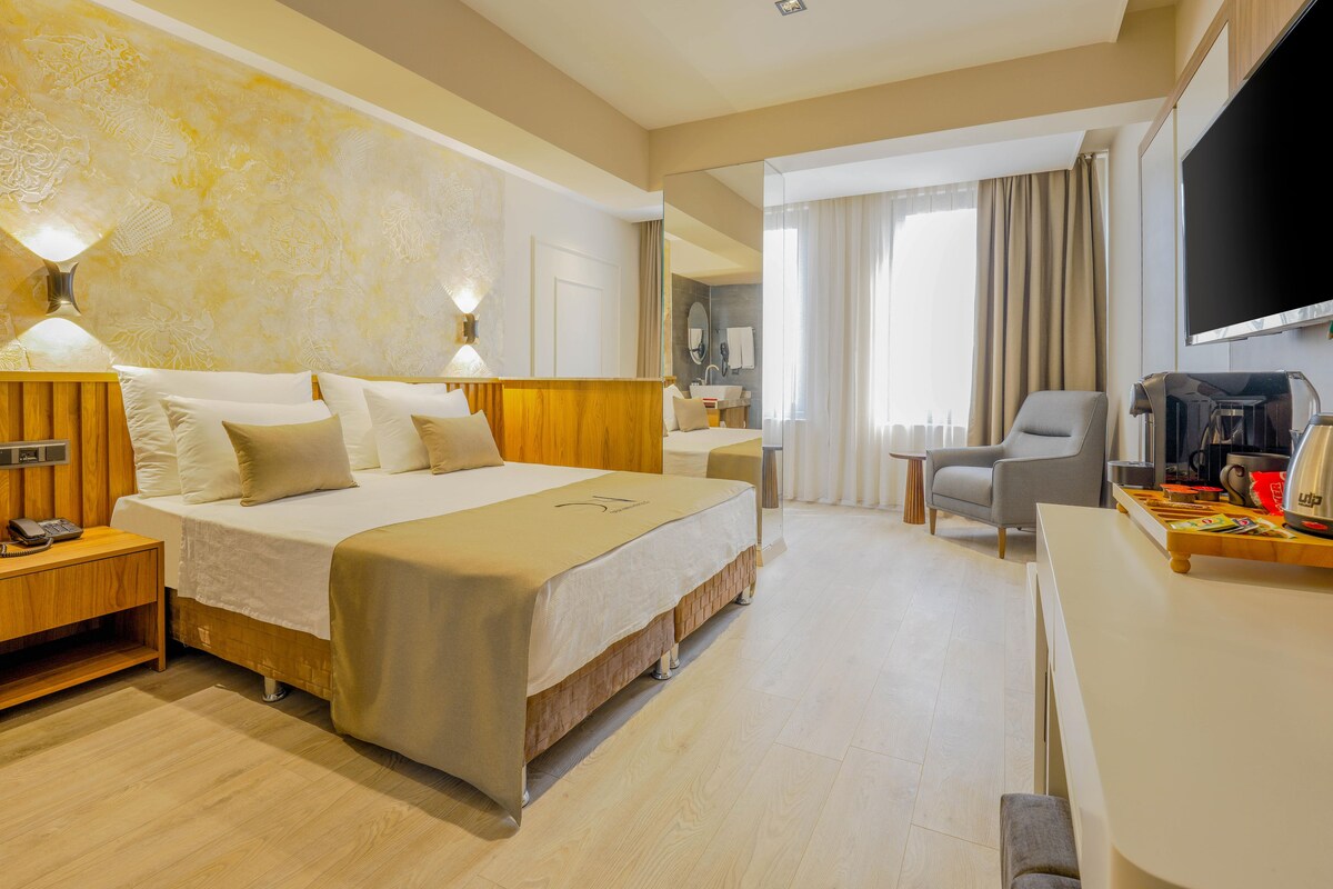 Egyptian cotton sheets, premium bedding, minibar (free items)