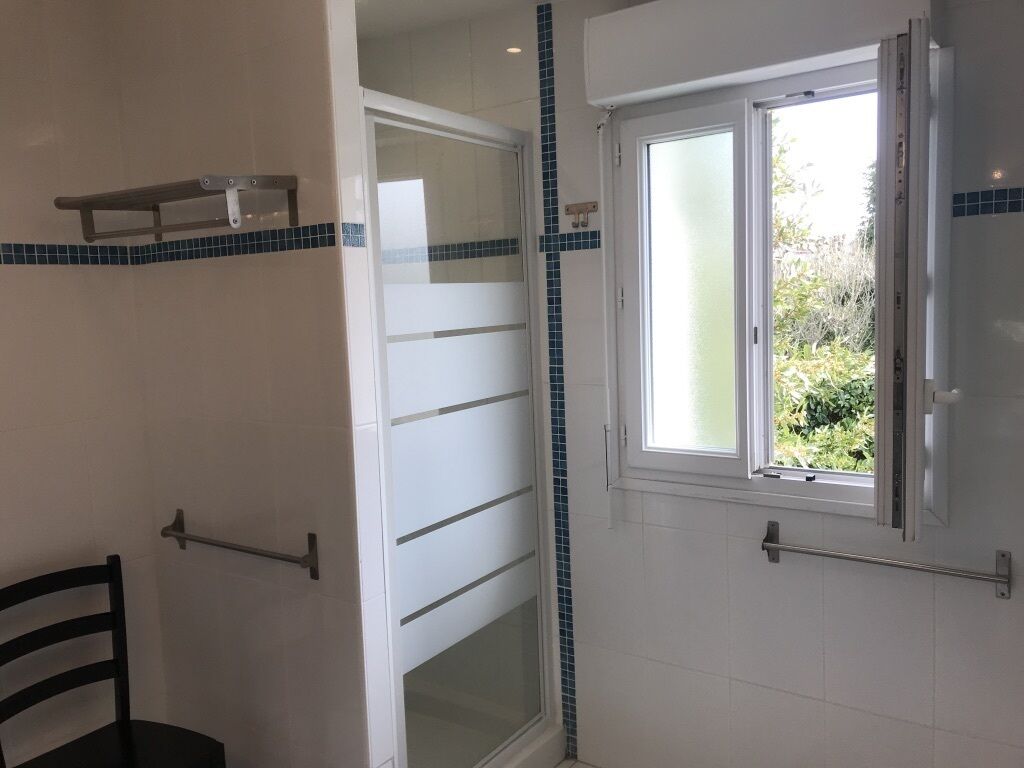 La grande salle de bain de l'étage