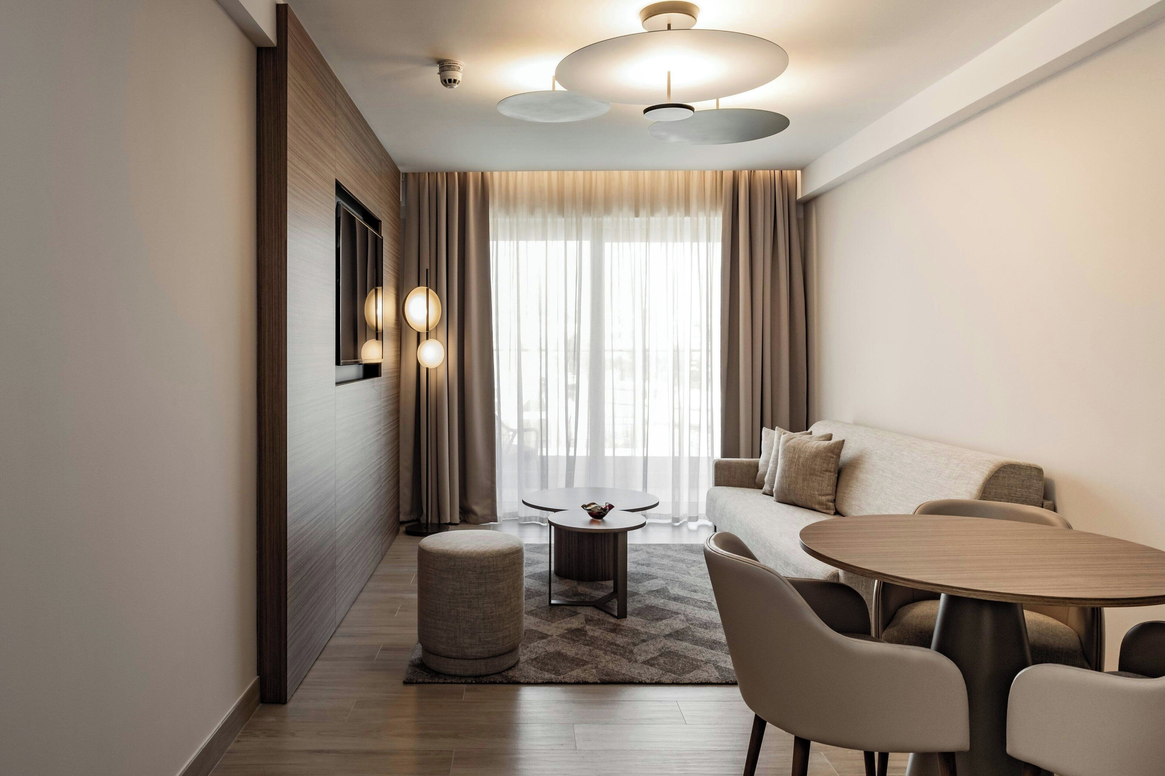 1 多间卧室、迷你吧、客房内保险箱、免费 WiFi