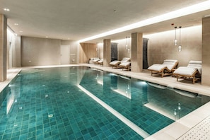 Piscina coperta, piscina all'aperto, ombrelloni da piscina, lettini