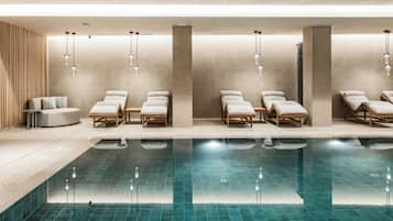 Piscina interna, piscina externa, guarda-sóis, espreguiçadeiras