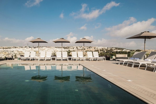 Piscina coperta, piscina all'aperto, ombrelloni da piscina, lettini