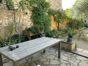 Outdoor dining - l'Harmassan (Villes-sur-Auzon)