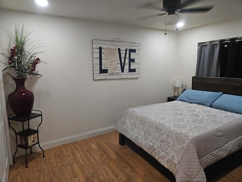 Pet friendly Close to the Strip and Convention  Center