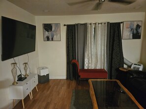 Living area - Pet friendly Close to the Strip and Convention Center (Las Vegas)