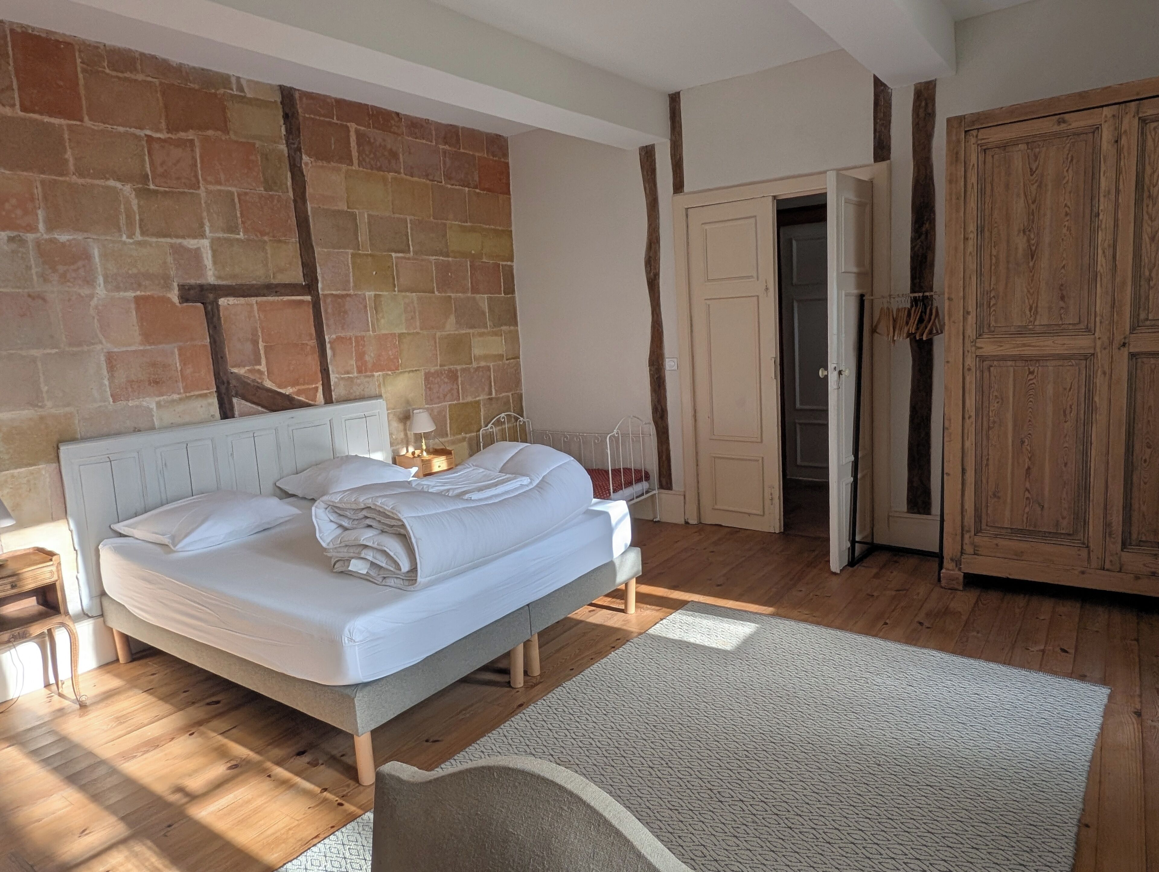 10 bedrooms, desk, iron/ironing board, travel crib