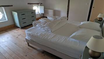 10 bedrooms, desk, iron/ironing board, travel crib