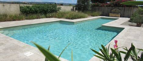 Een buitenzwembad en een verwarmd zwembad