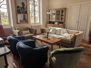 Tv, pejs, dvd-afspiller, bordfodbold