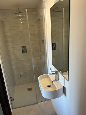 Douche, serviettes fournies, savon, shampooing