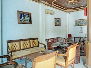Coin salon dans le hall