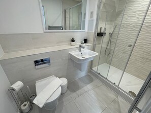 Dusche, Haartrockner, Handtücher