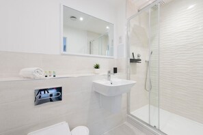Ducha, secador de pelo y toallas
