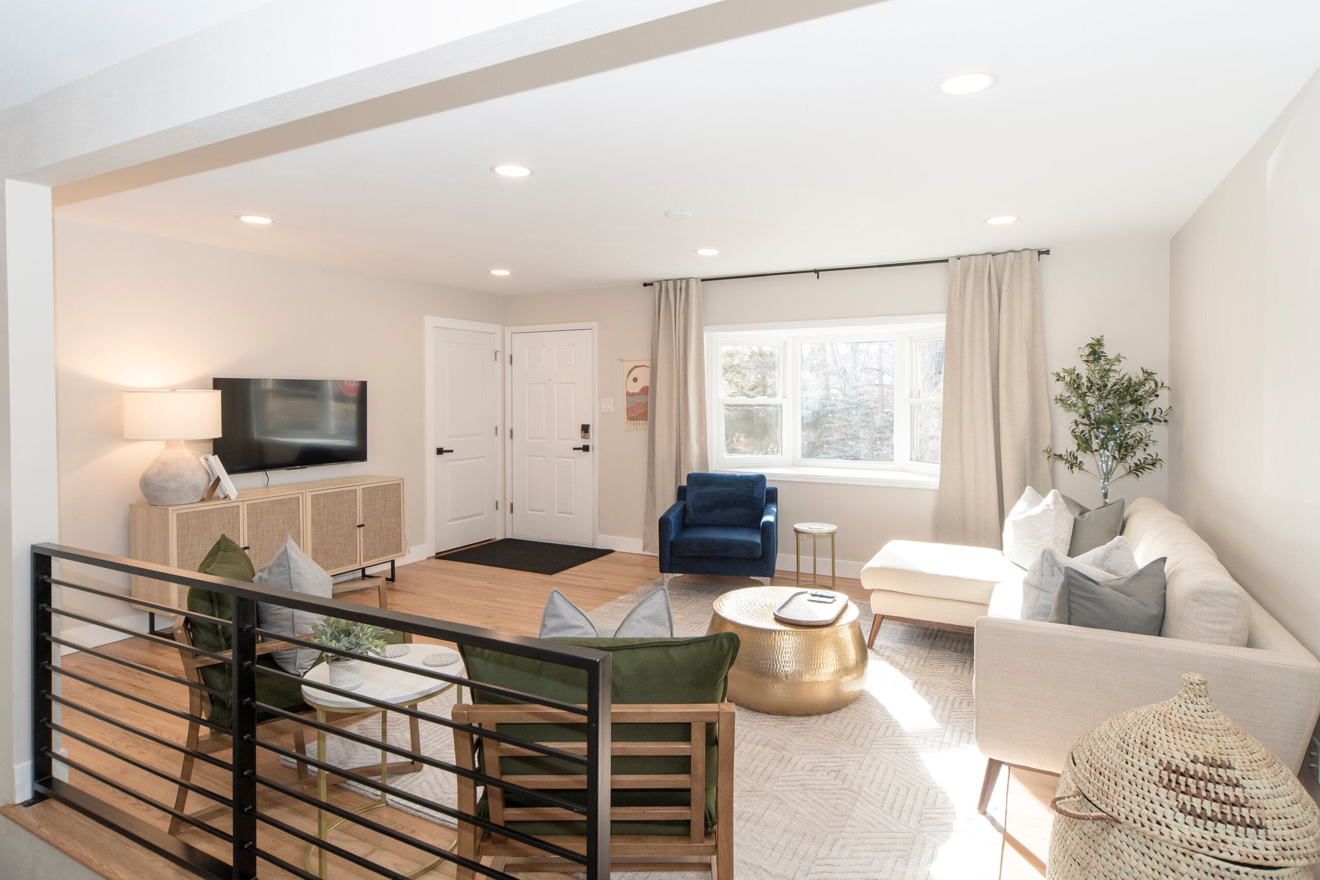 Coffee Lovers. King Beds. Modern Retreat! Quiet. Close to Old Town!