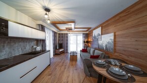 Apartemen (C1) | Area keluarga | TV layar datar dan meja tenis meja