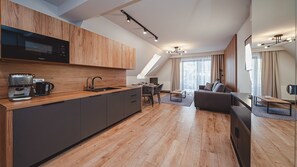 Apartemen (C11) | Area keluarga | TV layar datar dan meja tenis meja