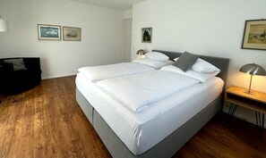 2 chambres, coffre-fort, fer et planche à repasser, lit de bébé portatif