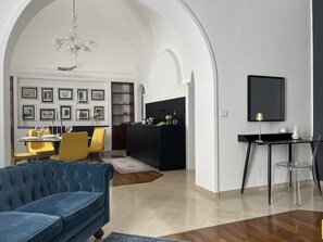 Smart TV, books - Ortigia Suite 1939 (Siracusa)