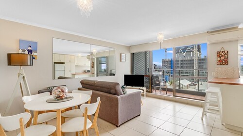 Kirra Gardens 18 - Kirra Point Beachfront - Min 3 Night Stays!