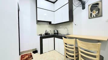 Suite Keluarga, 1 Tempat Tidur Queen, Bebas Asap Rokok, dapur kecil | Dapur pribadi | Lemari es kecil, kompor, dan peralatan masak/sendok-piring