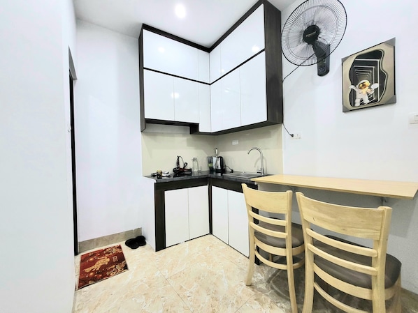 Frigobar, placa de cocina, utensilios de cocina, artículos de limpieza