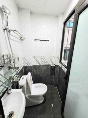 Douche, douche hydromassante, sèche-cheveux, chaussons