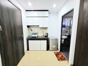 Panoramic Studio, 1 Queen Bed, Kitchen, Tower | Private kitchen | Mini-fridge, stovetop, cookware/dishes/utensils, cleaning supplies